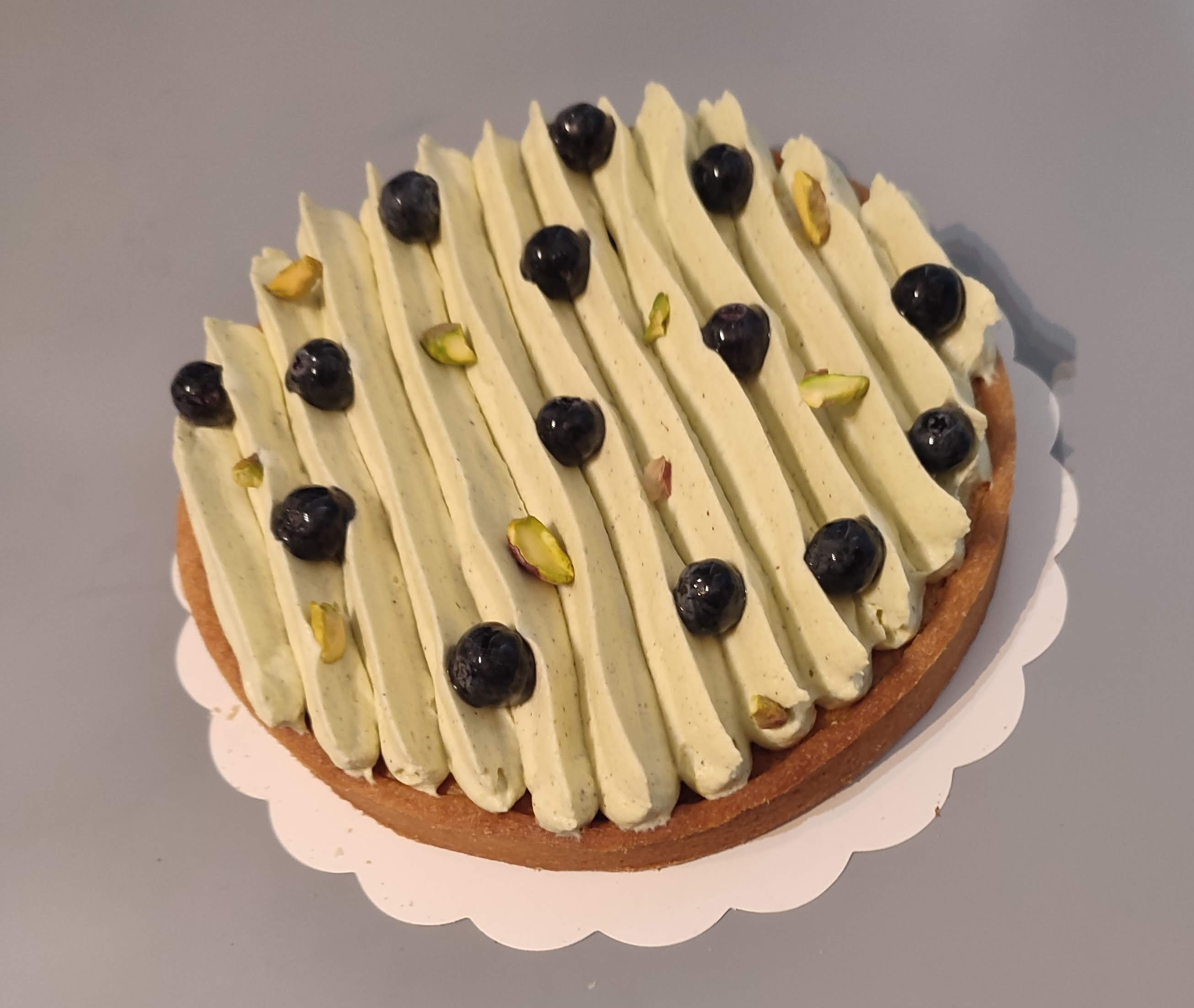 Pistachio : 
Pâte sablée, financier aux myrtilles et mousse à la pistache.